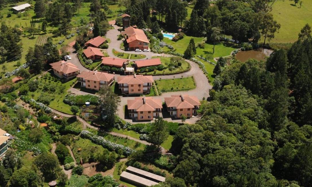 Imagem aérea Hotel Bangalôs da Serra, que tem pomares, promove plantio de árvores e mantém placas de energia solar Foto: Divulgação