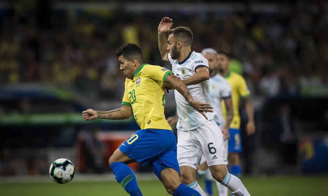 Firmino tenta se livrar da marcação de Pezzella Foto: Guito Moreto / Guito Moreto