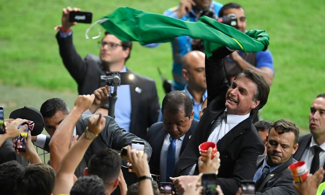 Jair Bolsonaro agita a bandeira brasileira no intervalo do jogo entre Brasil e Argentina na Copa América Foto: MAURO PIMENTEL / AFP