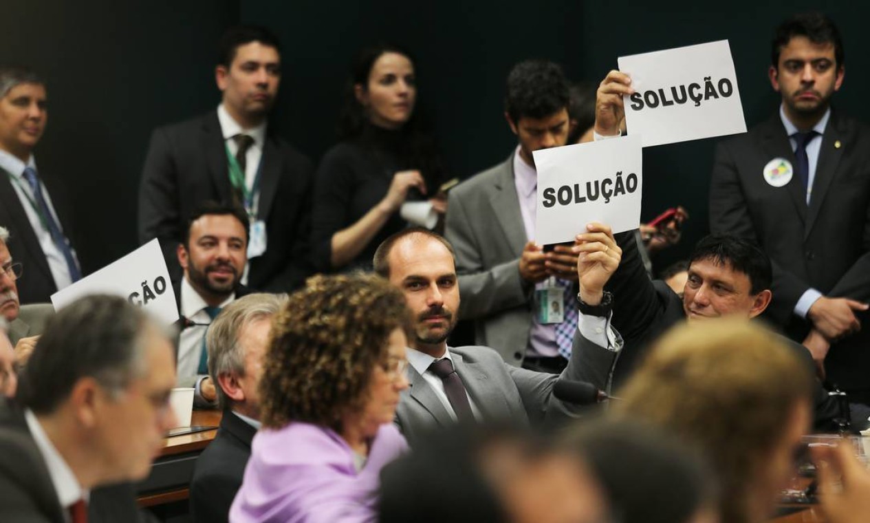 Parlamentares que defendem a Operação Lava-Jato e o ministro Moro ergueram cartazes com a palavra "solução" Foto: Jorge William / Agência O Globo