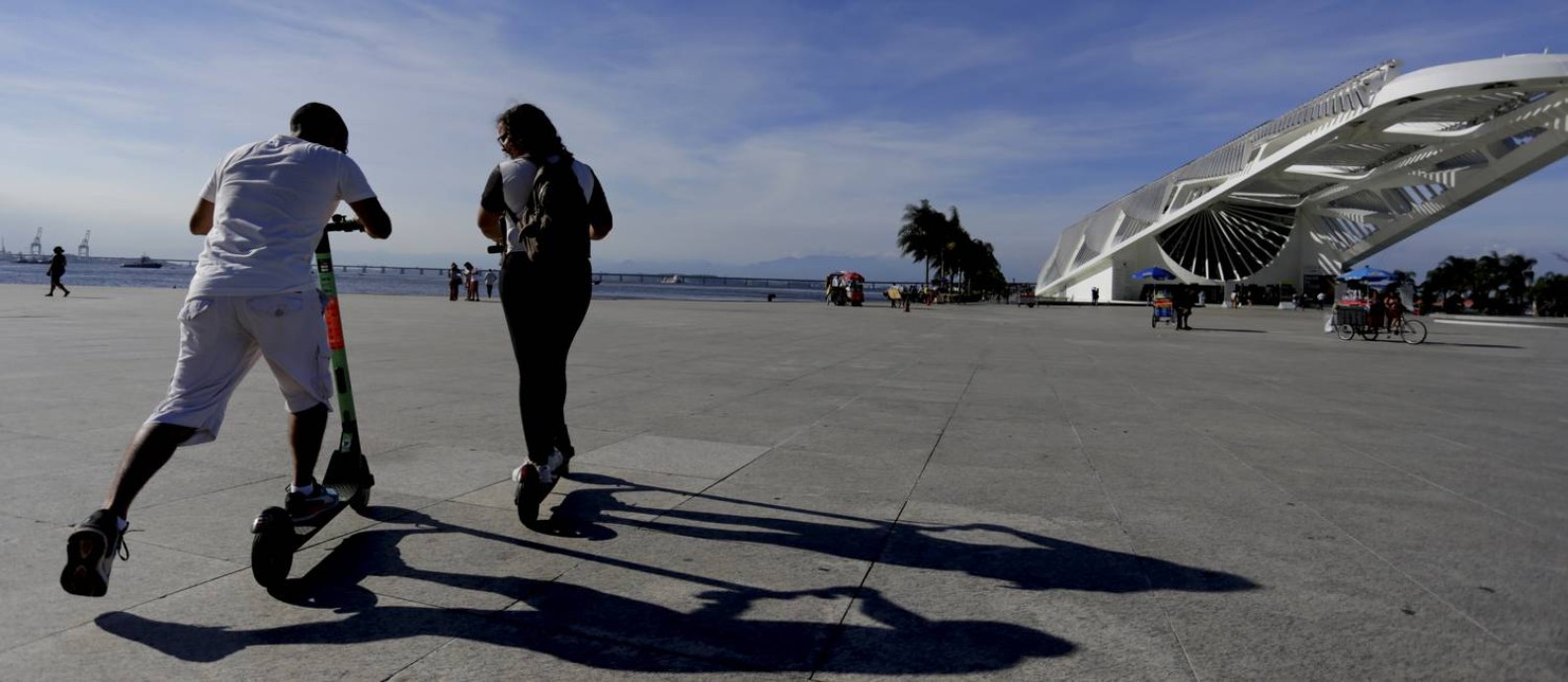 Jovens paseiam de patinetes perto do Museu do Amanhã Foto: Marcelo Theobald em 26/03/2019 / Agência O Globo
