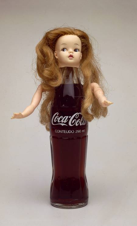 "Mulher Coca-Cola", escultura de Barrão, de 1987 Foto: Fabio Vidigal / Divulgação
