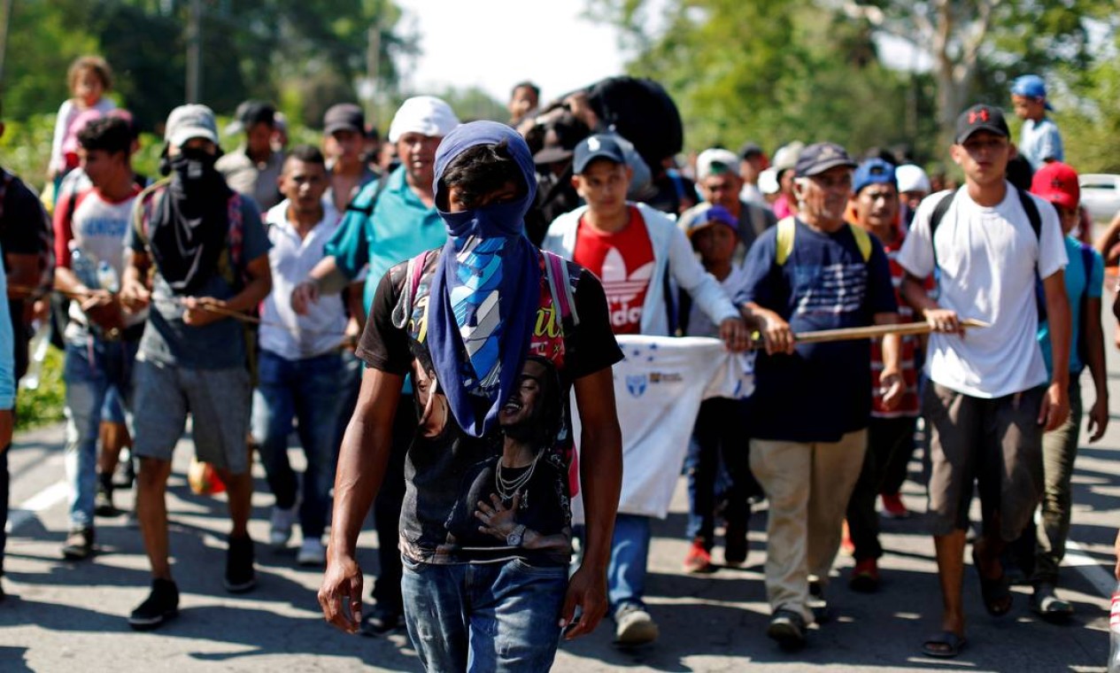 Uma caravana de imigrantes de Honduras segue rumo aos Estados Unidos por uma estrada em Metapa, no estado de Chiapas, México Foto: Jose Cabezas / REUTERS