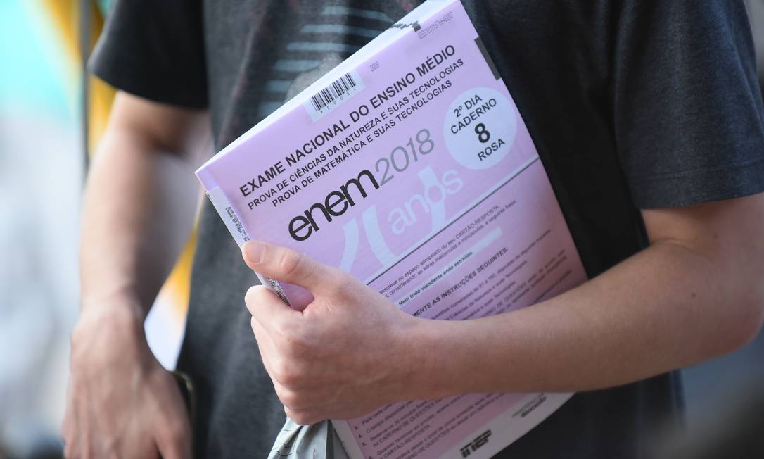 Estudante carrega prova do Exame Nacional do Ensino Médio (ENEM). Foto: Luis Fortes / MEC