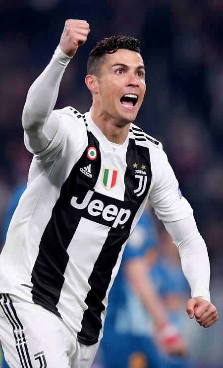 Cristiano Ronaldo, constantemente eleito melhor do mundo, foi negociado por 117 milhões de euros em sua transferência do Real Madrid para a Juventus, em 2018 Foto: ALBERTO LINGRIA / Reuters