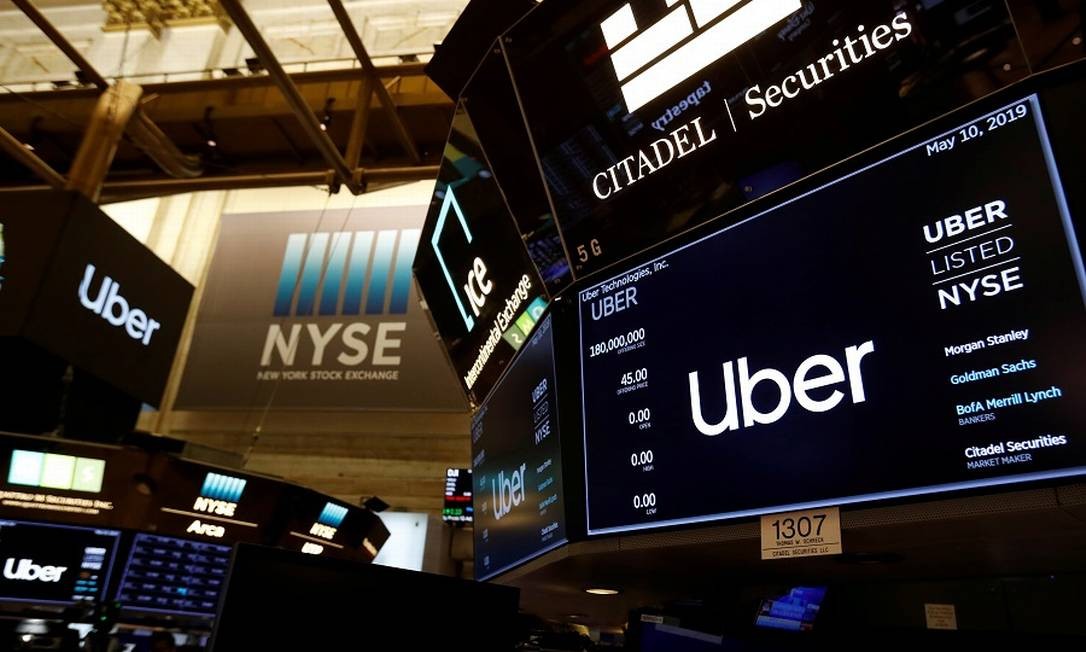 Logos do Uber em Wall Street: compra de mansão revoltou motoristas. Foto: Andrew Kelly / REUTERS