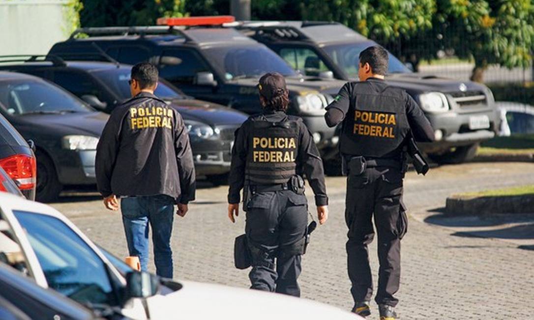 Polícia Federal durante operação Foto: Aloisio Mauricio/Agência Fotoarena/Agência O Globo