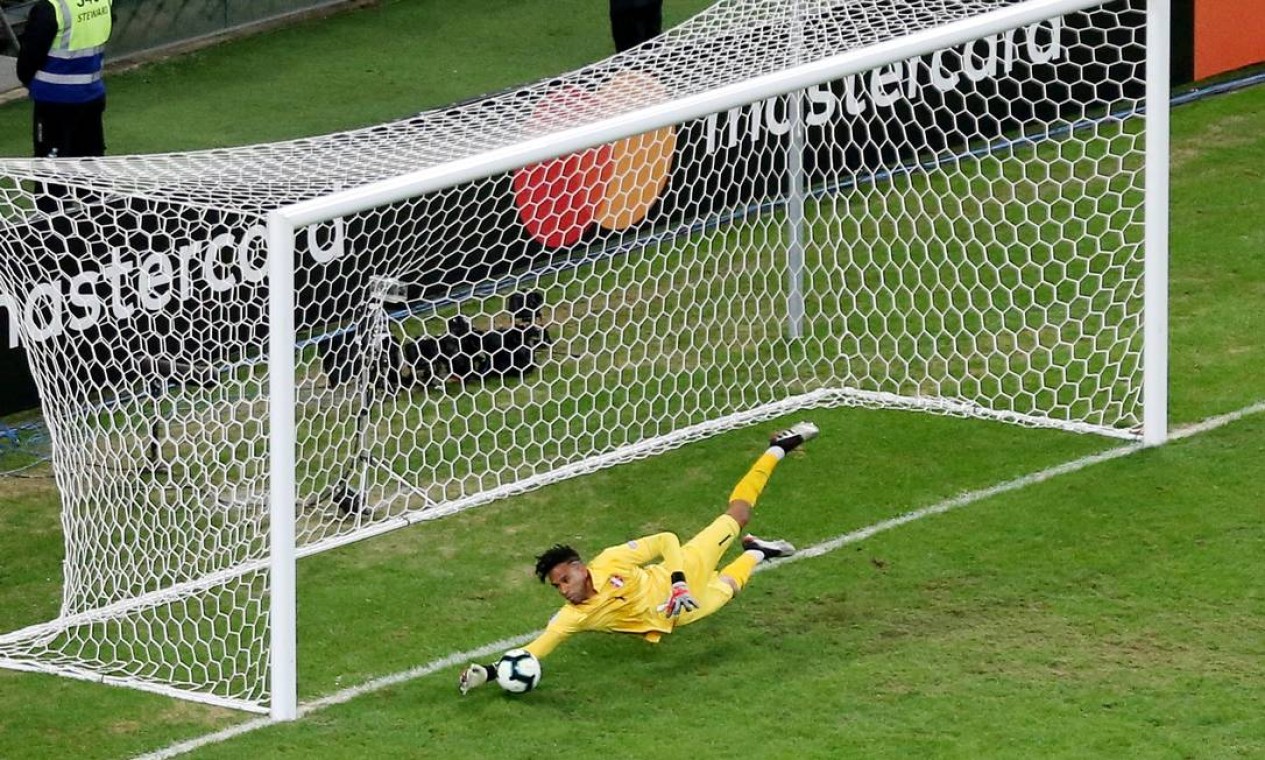 Gallese voa para fazer mais uma defesa impressionante na vitória do Peru sobre o Chile Foto: LUISA GONZALEZ / REUTERS