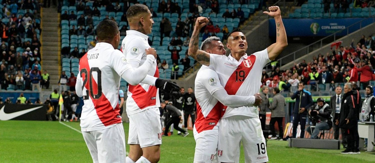 Jogadores do Peru comemoram o gol de Yotún na vitória sobre o Chile Foto: JUAN MABROMATA / AFP
