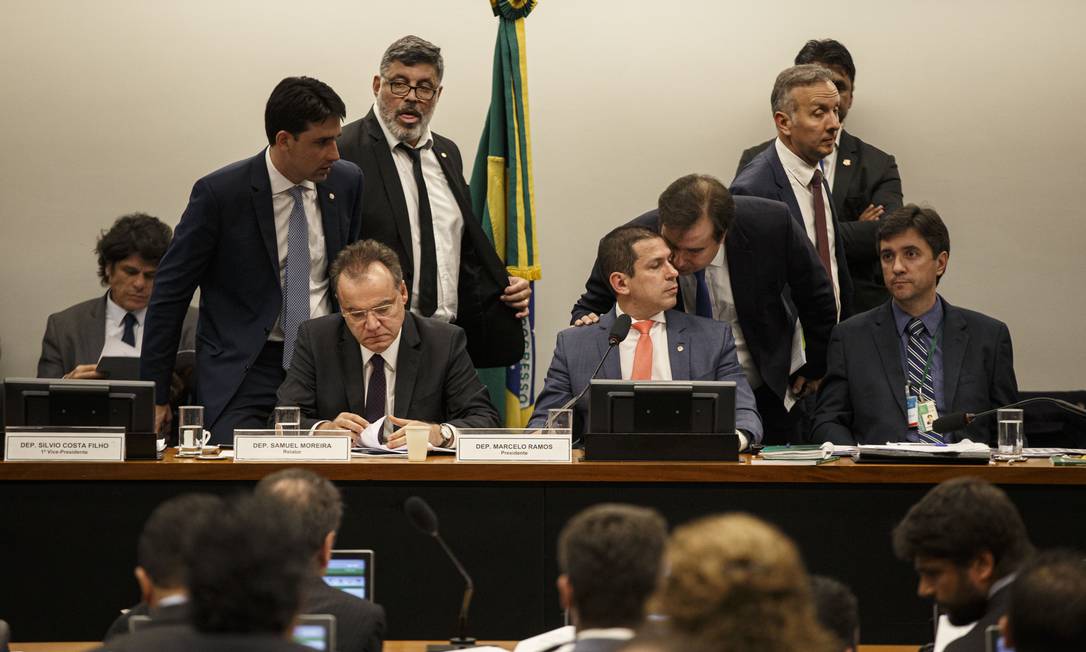 Deputados rejeitaram cinco requerimentos para adiar a votação Foto: Daniel Marenco / Agência O Globo