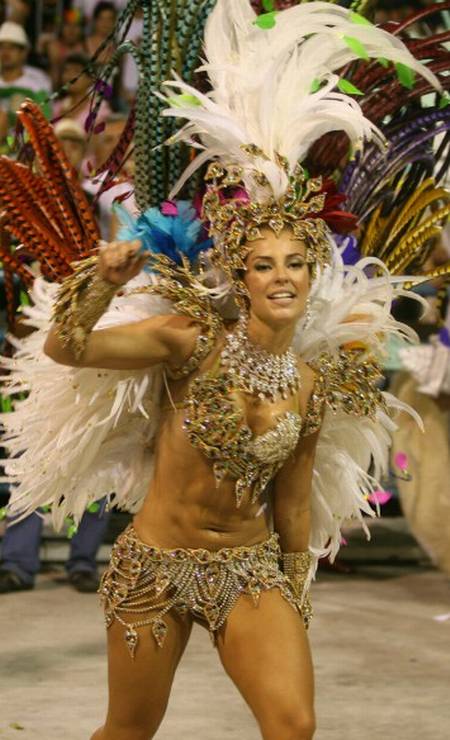 Fora da TV, Paolla se destacou como rainha da Grande Rio, no carnavais cariocas de 2009 e 2010 Foto: Agência O Globo