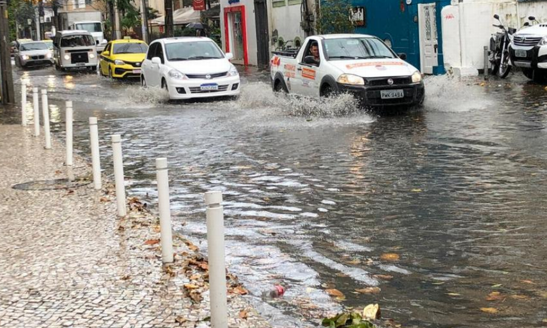 Chuva deixa Rua Pinheiro Guimarães alagada em Botafogo Foto: Reprodução / Centro de Operações Rio