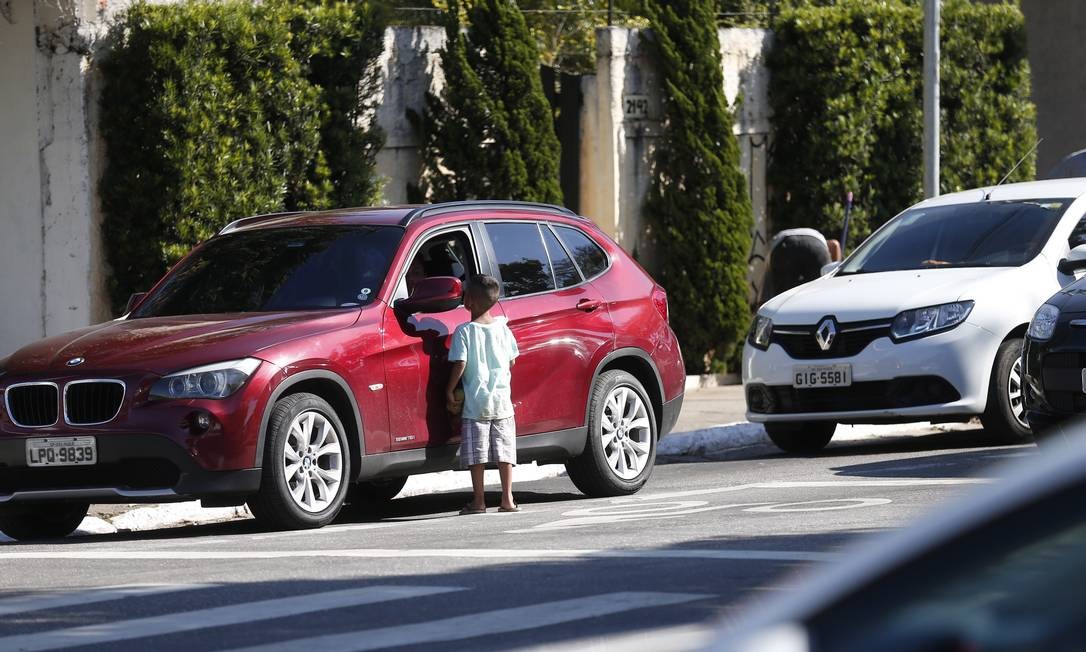 Em 2018, foram contratados mais de 444 mil adolescentes na condição de aprendiz, o que é permitido por lei. Um aumentod e 15% em relação a 2017. Trabalhar na rua, porém, é vetado a crianças. Na foto, criança vendendo balas e pedindo dinheiro em São Paulo - Arquivo Foto: Marcos Alves / Agência O Globo