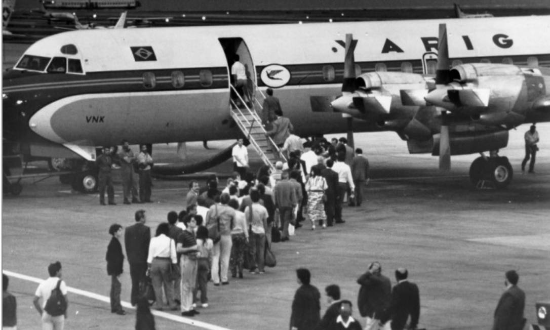 O avião Electra II, símbolo de quando o embarque da Ponte Aérea Rio-SP era feito na pista Foto: Chiquito Chaves / Agência O Globo - 10/10/1989