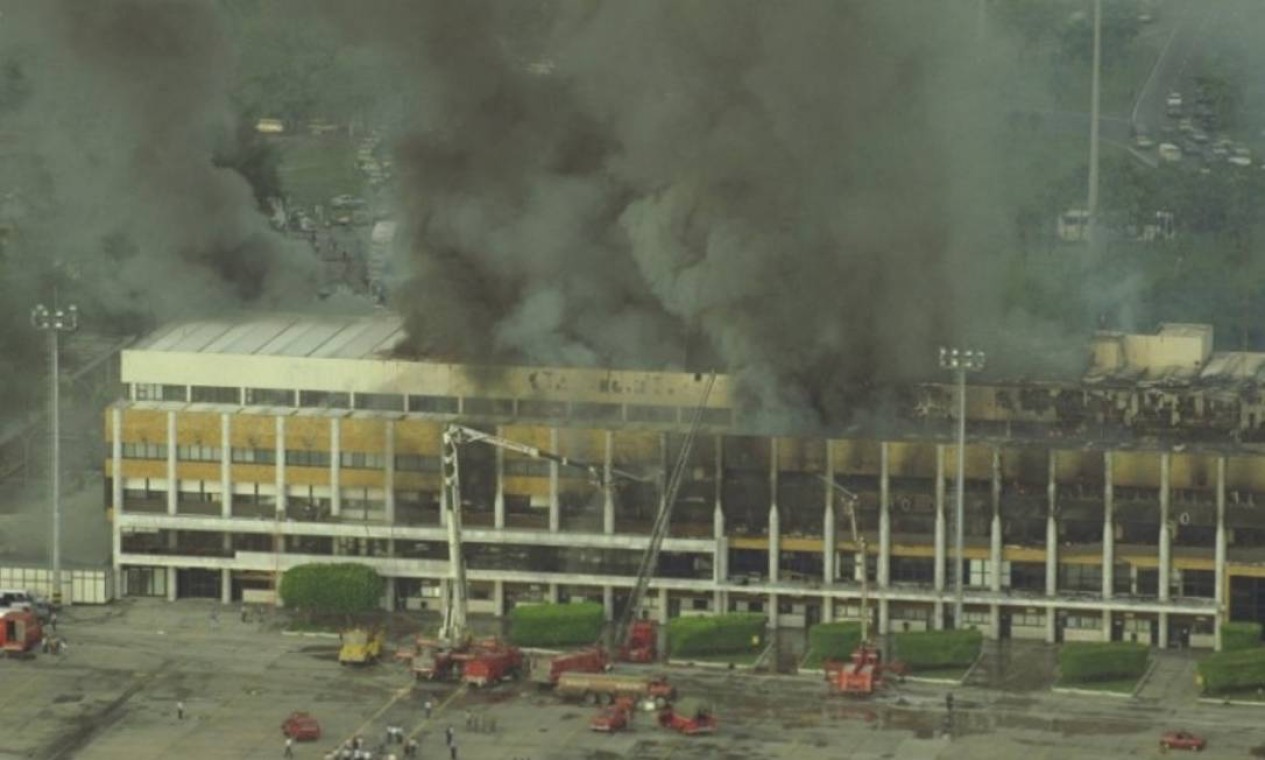 Incêndio atinge prédio do aeroporto Santos Dumont, no Rio, interrompendo o tráfego da Ponte Aérea. Foto: Ivo Gonzalez-Agência O Globo - 13.02.1998