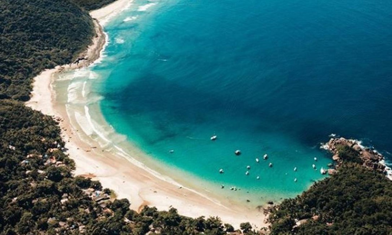 Mar azul na Praia do Aventureiro, na Ilha Grande Foto: Redes sociais