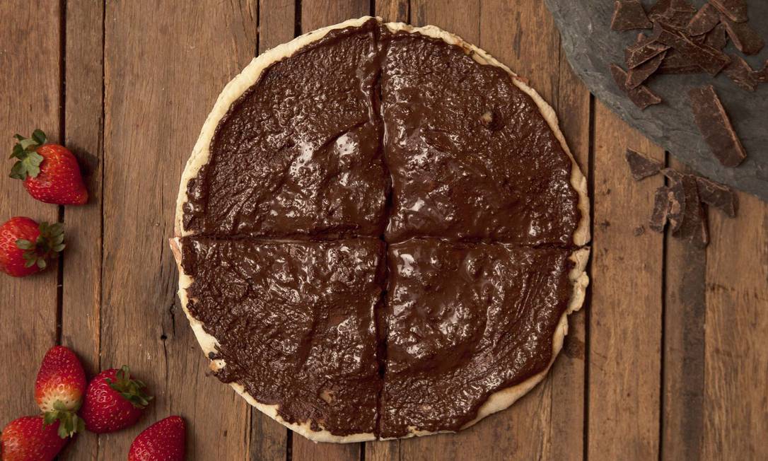 Dupla perfeita. Na Mamma Jamma, a pizza Delícia Cioccolato é preparada com chocolate meio amargo e morangos (R$ 32): é servida em massa dupla crocante aberta ao meio Foto: Divulgação/Camila Uchoa
