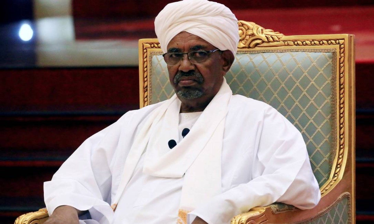 O presidente sudanês deposto, Omar al-Bashir, ficou 30 anos no poder Foto: Mohamed Nureldin Abdallah / Reuters