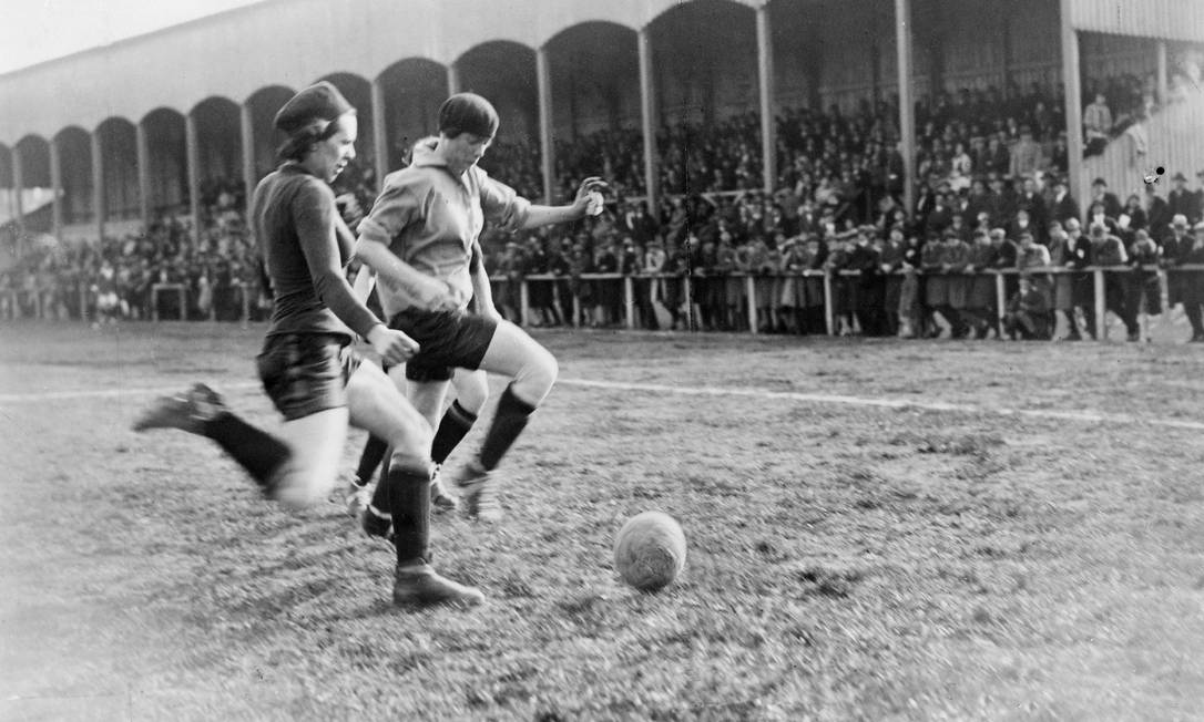 O futebol feminino para além das quadras e dos gramados - Revista