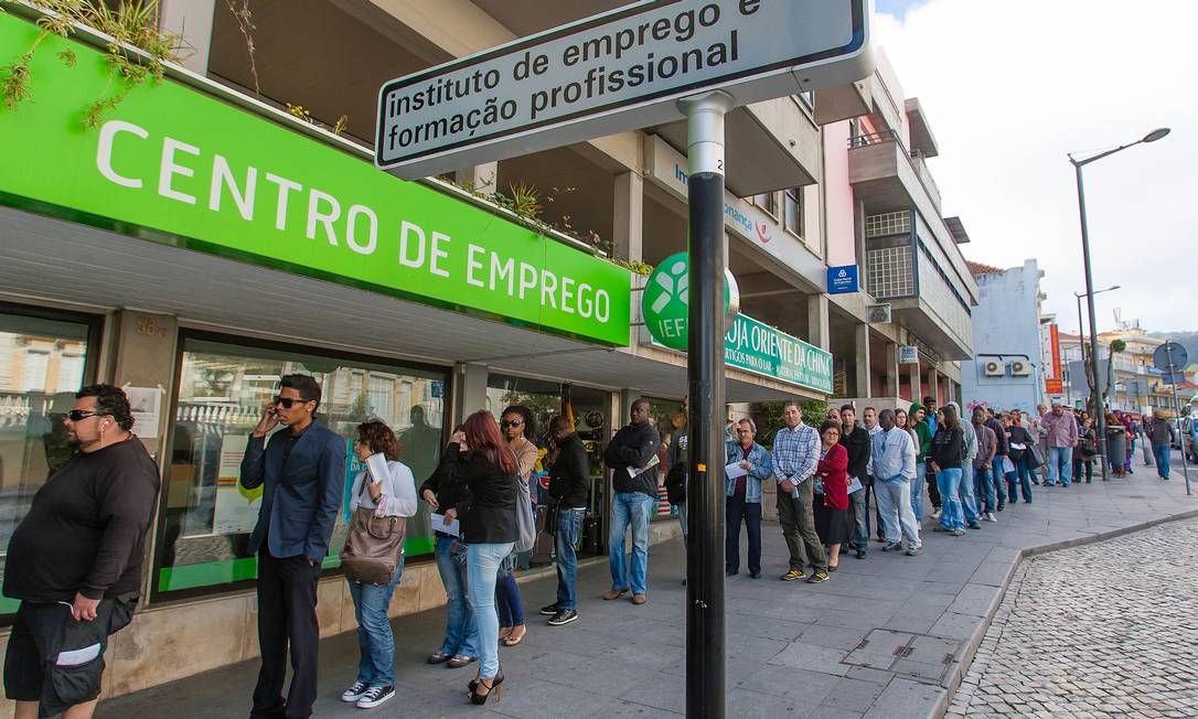 Fila de desempregados em Sintra, Portugal, em 2012. Desocupação no país caiu para 6,5% Foto: Mario Proença / Bloomberg
