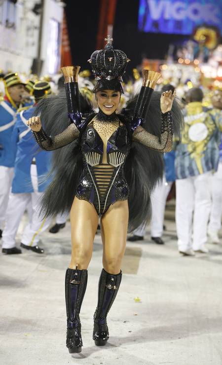 Aqui, uma imagem de Sabrina Sato à frente da bateria da Vila Isabel, no carnaval 2019 carioca. Ela deixou o posto logo depois da folia Foto: Domingos Peixoto/ O Globo