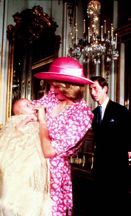 Em 1982, o príncipe Charles e Diana batizaram o príncipe William. O clique foi feito no Palácio de Buckingham Foto: Anwar Hussein / WireImage