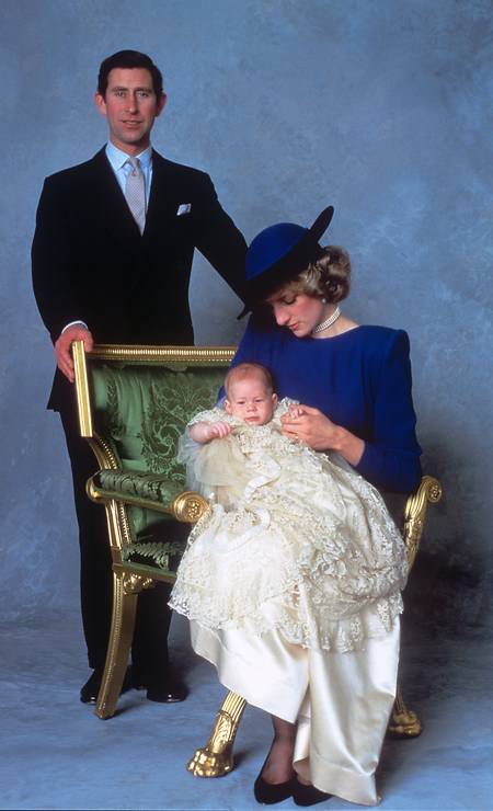 Aos 3 meses, Harry foi batizado. Na imagem, ele com os pais, o príncipe Charles e Diana Foto: PA Images / PA Images via Getty Images