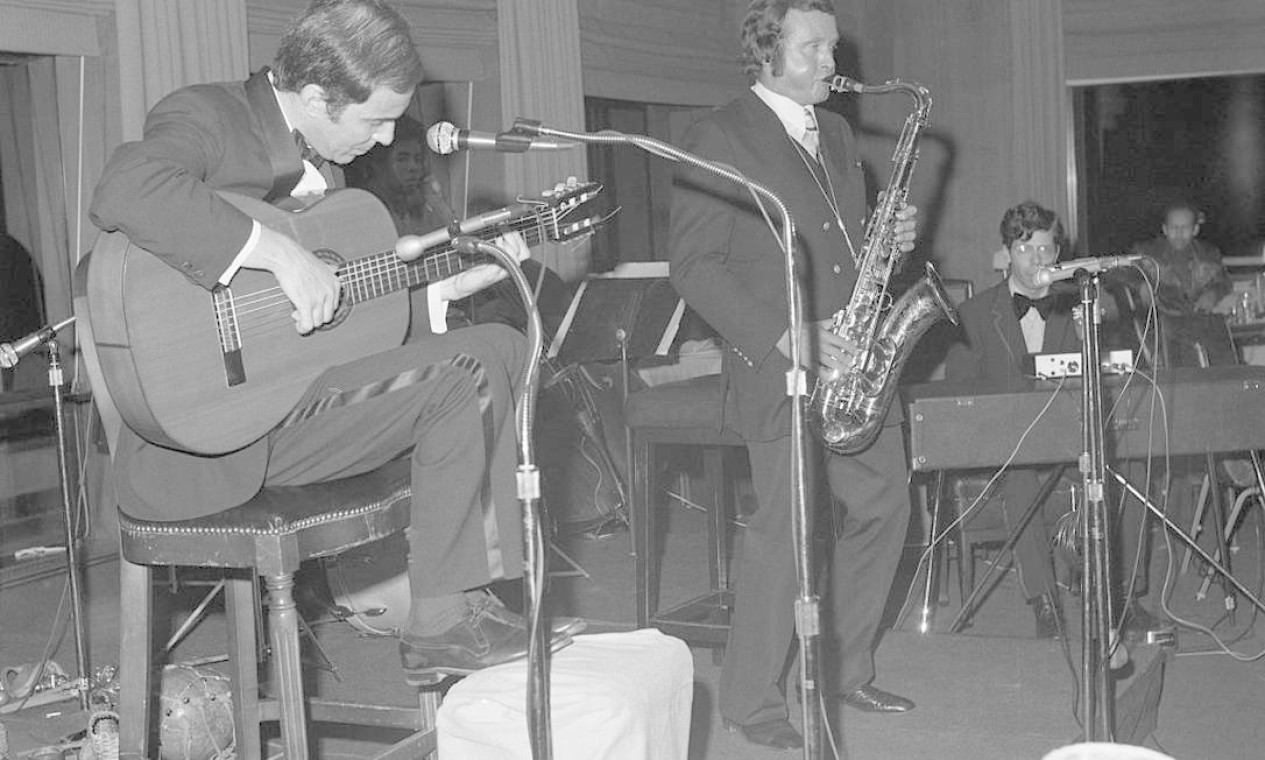 À esquerda, João Gilberto se apresenta com o saxofonista Stan Getz, no Rockefeller Center de Nova York, em 1972. A parceria entre os dois gerou o disco Getz/Gilberto, que foi premiado com o Grammy de disco do ano Foto: Bettmann / Bettmann Archive