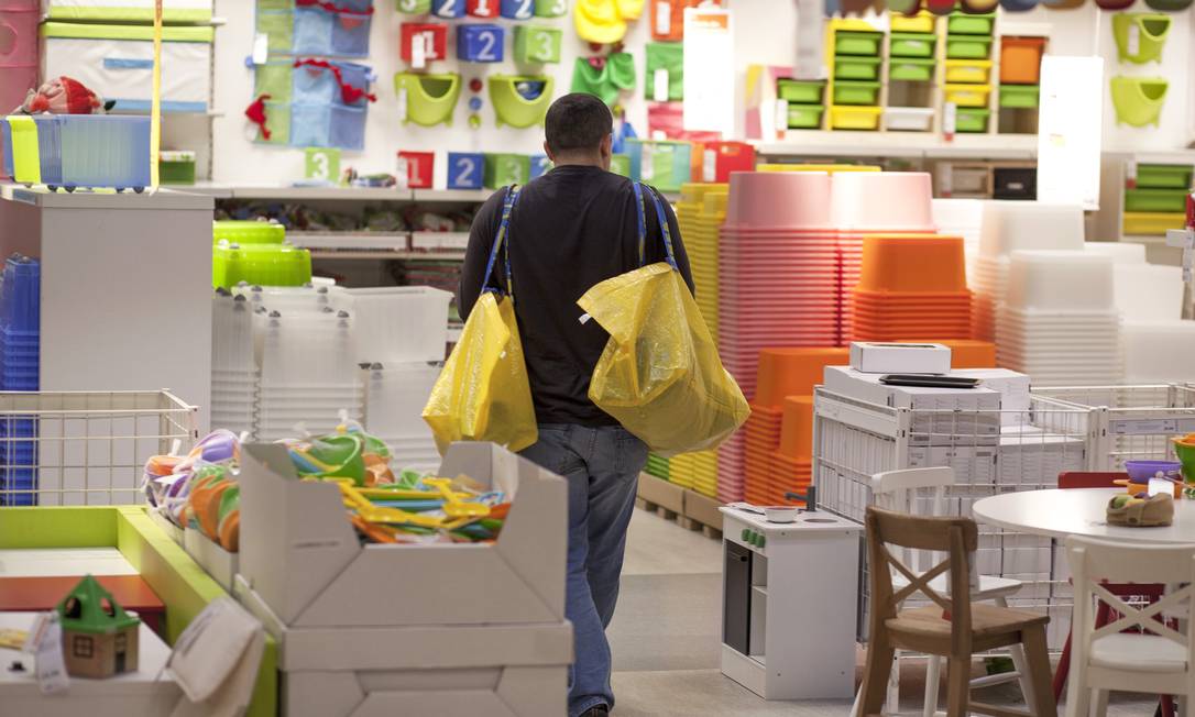 
Homem faz compras em loja da Ikea na Polônia. Bispos empresa sueca de “doutrinação LGBT” por demitir funcionário
Foto:
Bartek Sadowski
/
Bloomberg
