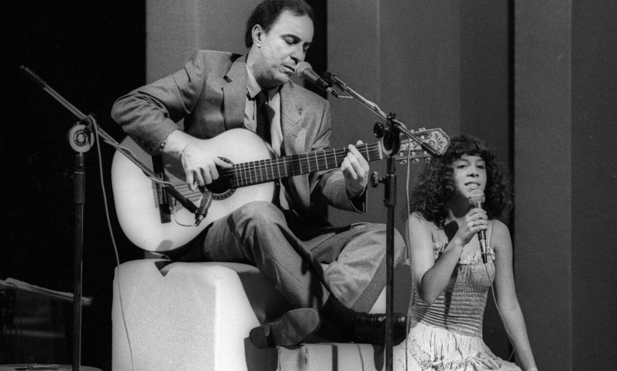 Em 1980, João Gilberto canta ao lado da filha Bebel, em gravação de especial para a TV Globo no Teatro Fênix Foto: Alcyr Cavalcanti / Agência O Globo