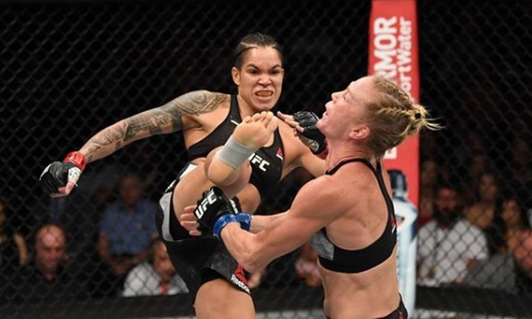 Amanda acertou um chute em Holly Holm no primeiro round Foto: ReproduÃ§Ã£o