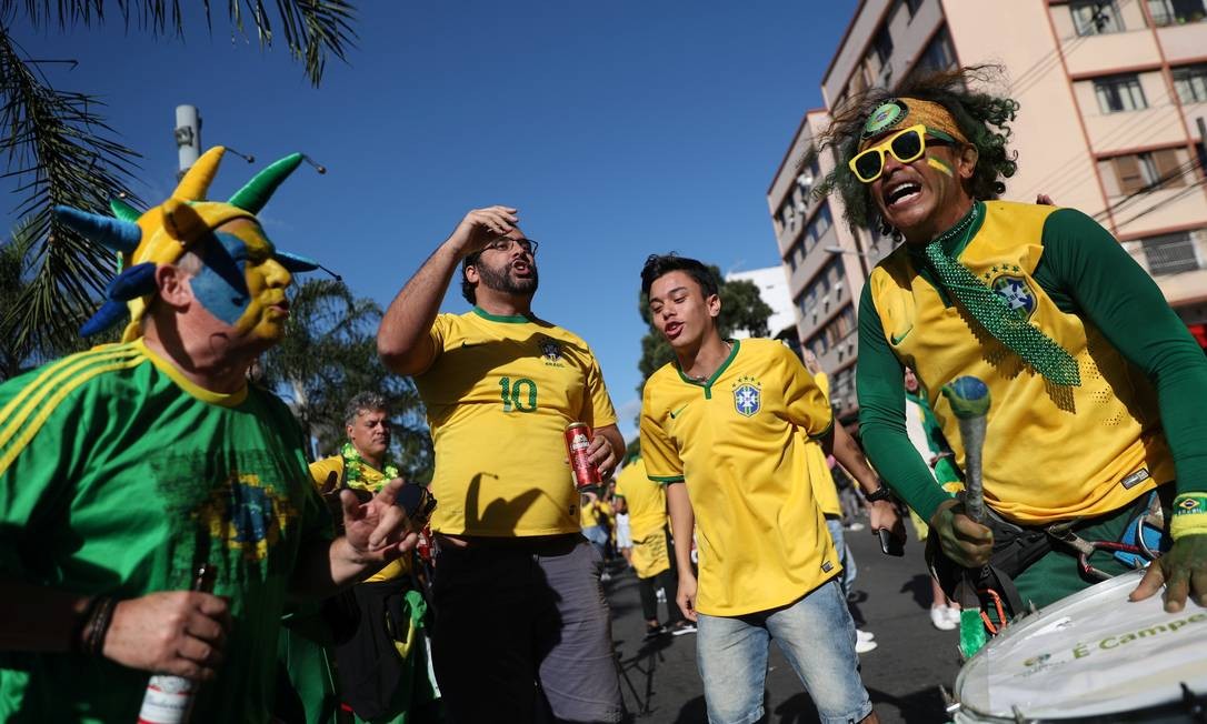 Torcedores brasileiros nos arredores do Maracanã, antes do início da partida final da Copa América entre Brasil e Peru Foto: RICARDO MORAES / REUTERS
