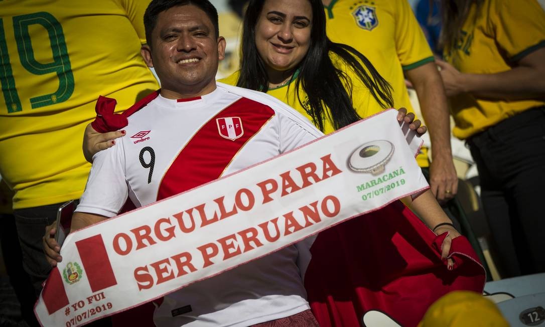 Torcida dentro do estádio Maracanã, horas antes da partida entre Brasil e Peru, pela final da Copa América Foto: Guito Moreto / Agência O Globo