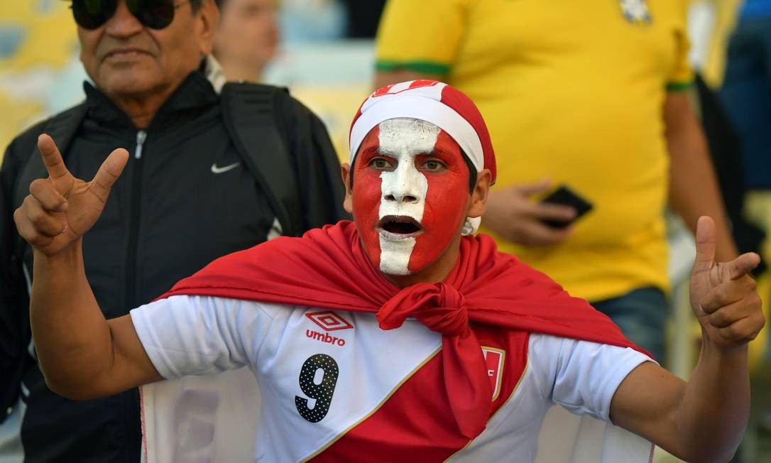 Torcedor peruano no Maracanã, pouco antes da final da Copa América Foto: LUIS ACOSTA / AFP