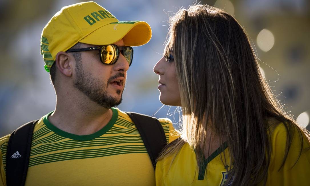 Torcedores no Maracanã, momentos antes do início da partida entre Brasil e Peru, pela final da Copa América de Futebol Foto: Guito Moreto / Agência O Globo