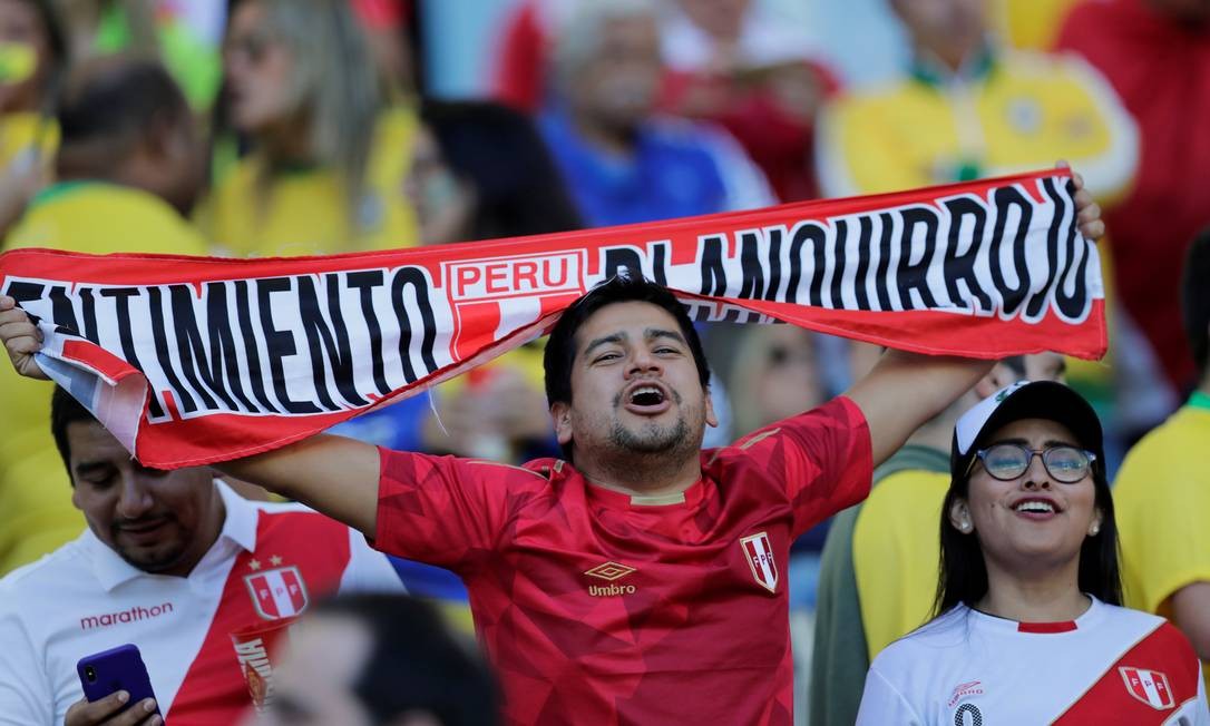 Torcedores do Peru no Maracanã momentos antes da final da Copa América de Futebol Foto: HENRY ROMERO / REUTERS