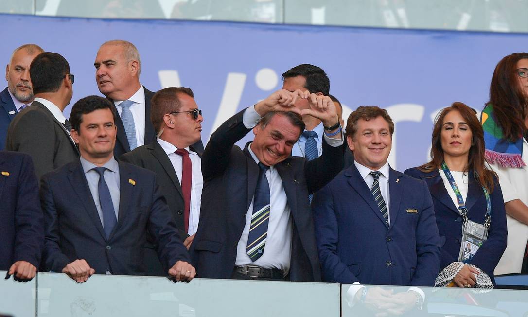 Em &#039;teste de popularidade&#039;, o presidente Jair Bolsonaro levou time de ministros, entre eles Sergio Moro, à tribuna do Maracanã, para a final da Copa América Foto: Carl de Souza / AFP - 07/07/2019
