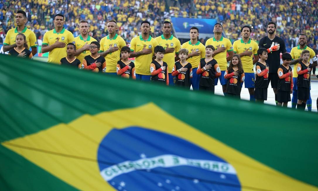 A seleção brasileira durante a execução do Hino Nacional Brasileiro minutos antes do início da partida Foto: PILAR OLIVARES / REUTERS