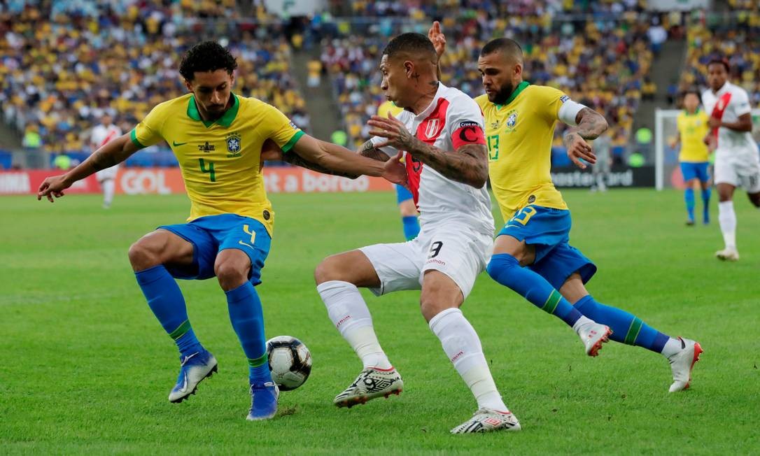 O peruano Paolo Guerrero enfrenta a marcação de Marquinhos Foto: HENRY ROMERO / REUTERS