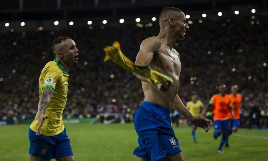 Acompanhado por Everton, Richarlison tira a camisa ao comemorar o terceiro gol do Brasil Foto: Guito Moreto