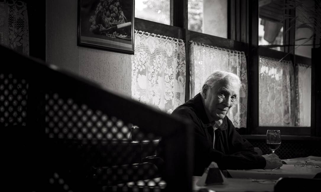 GarciaRoza lança novo livro do detetive Espinosa Jornal O Globo