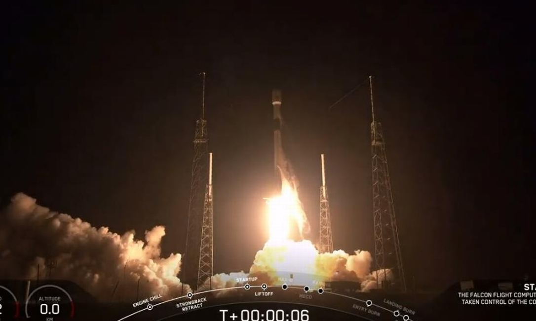 O foguete Falcon 9 carregando 60 satélites foi lançado de Cabo Canaveral, na Flórida Foto: SpaceX