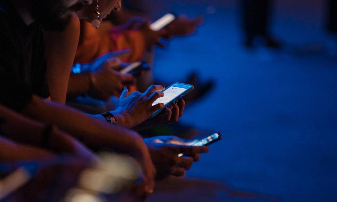 Multidão usa o celular durante o São Paulo Fashion Week de 2019 Foto: Mauricio Santana / Getty Images