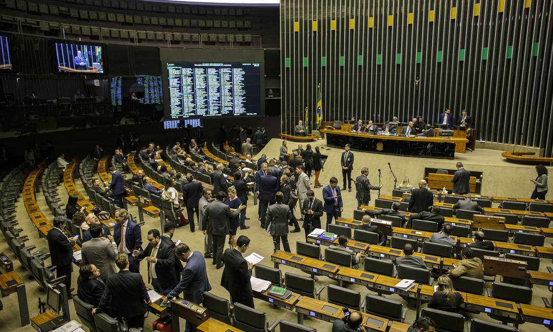 Deputados discutem na Câmara detalhes sobre a votação da reforma da Previdência, prevista para começar nesta terça-feira Foto: Daniel Marenco / Agência O Globo