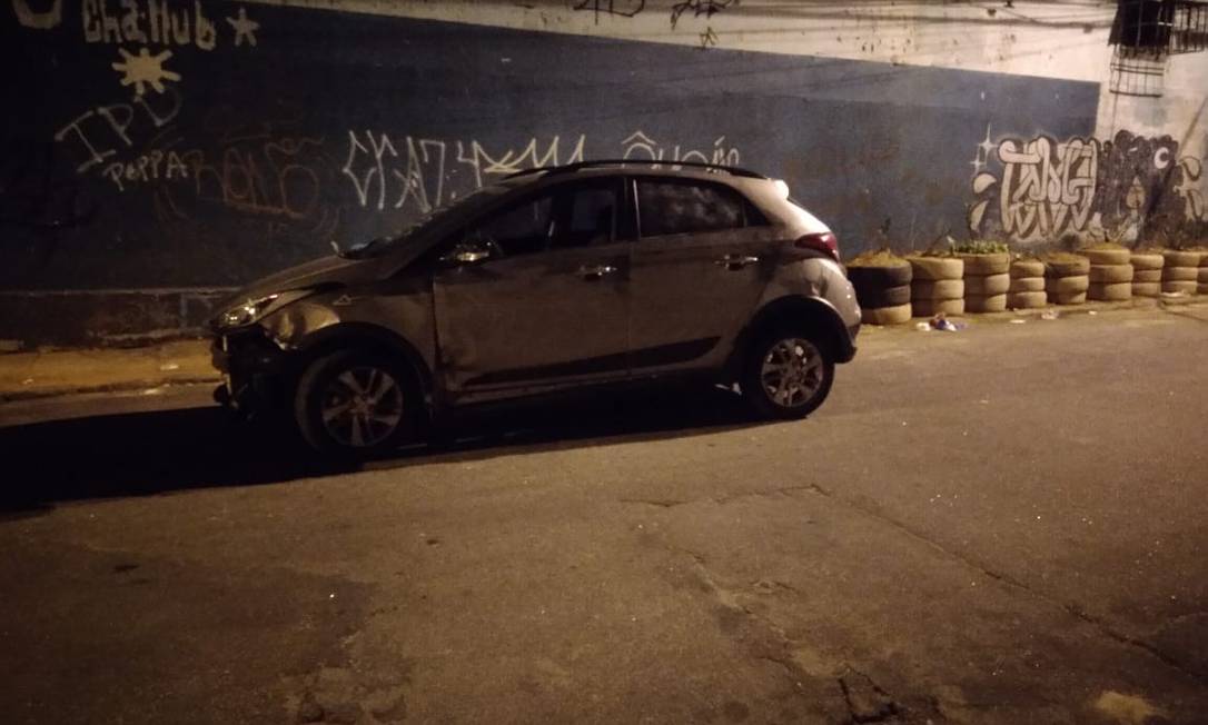 Carro é abandonado com corpo dentro no Estácio Foto: Letícia Gasparini / Agência O Globo