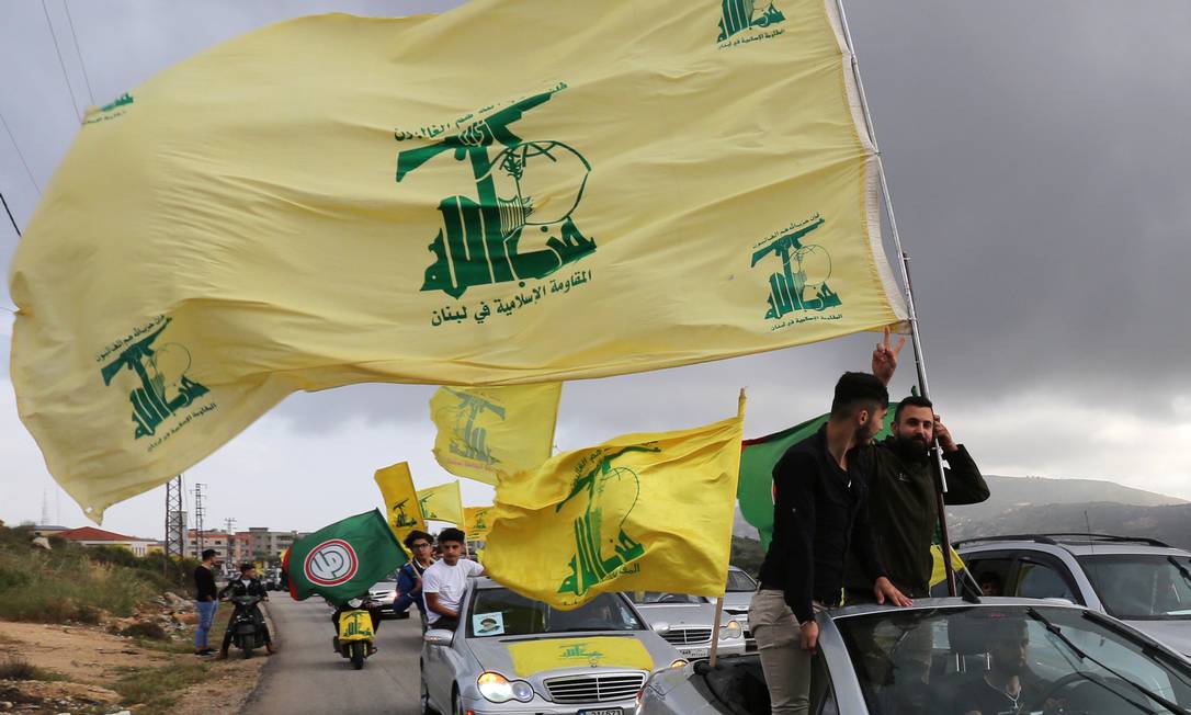 Partidários do Hezbollah fazem carreata em Marjayoun, no sul do Líbano. Departamento do Tesouro dos EUA colocou dois parlamentares do grupo na lista de sanções, acusados de "apoiar organizações criminosas". Foto: AZIZ TAHER / Reuters