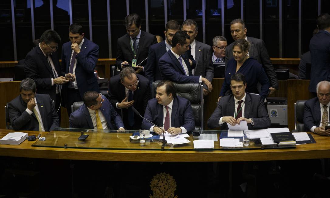 O presidente da Câmara, Rodrigo Maia (DEM-RJ), ao centro, durante a primeira sessão de debates da reforma da Previdência em plenário Foto: Daniel Marenco / Agência O Globo