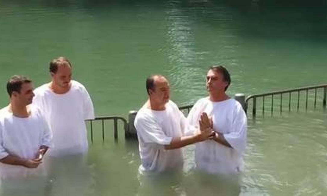 Deputy Jair Bolsonaro was baptized by Pastor Everaldo in Israel, on the Jordan River in 2016 Photo: Disclosure