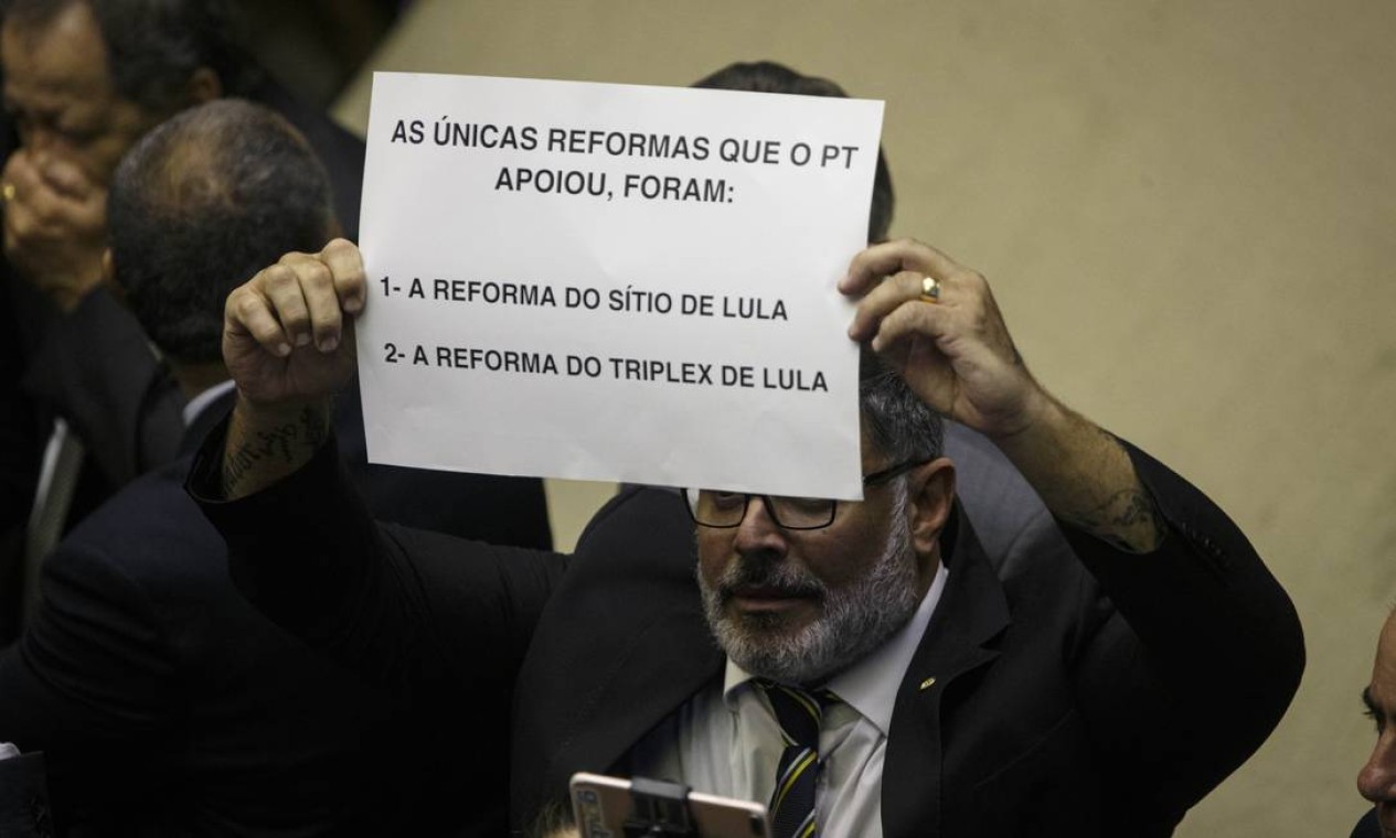 A favor da reforma da Previdência, o deputado Alexandre Frota (PSL-SP) exibe cartaz contra o PT e o presidente Lula Foto: Daniel Marenco / Agência O Globo