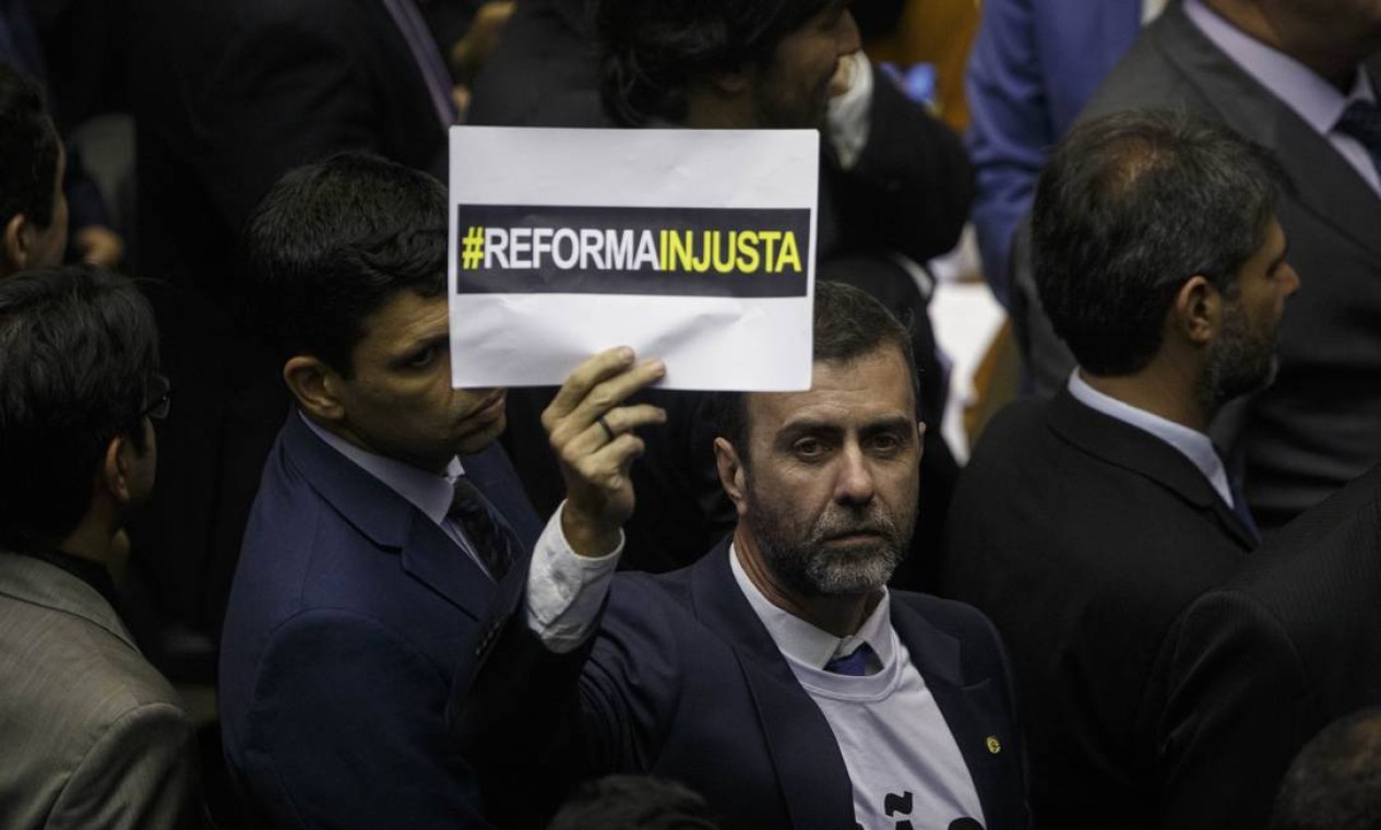 Deputado Marcelo Freixo (PSOL-RJ) exibe, no plenário da Câmara, um cartaz contra a reforma da Previdência Foto: Daniel Marenco / Agência O Globo